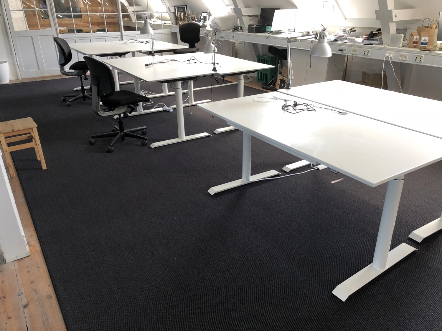 et stort tæppe der har Fjernelse af støv og allergener gennem tæpperens